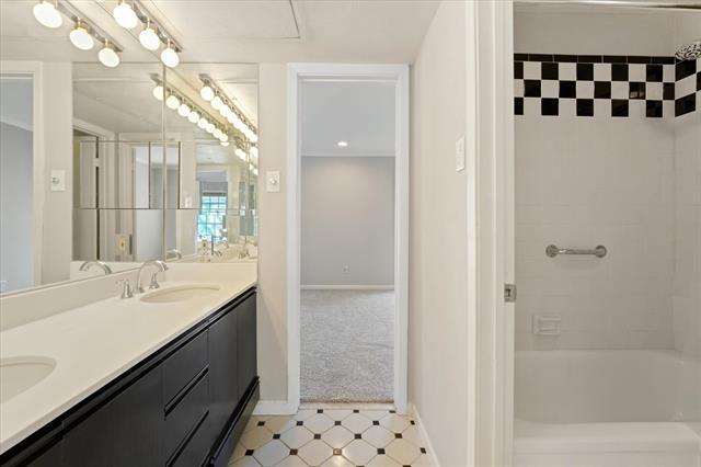 Building Photo - 4409 Travis St