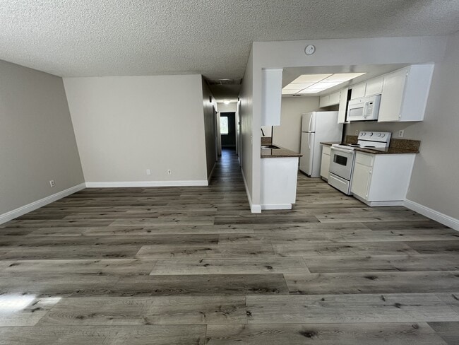 Building Photo - 1009 Willow Tree Dr