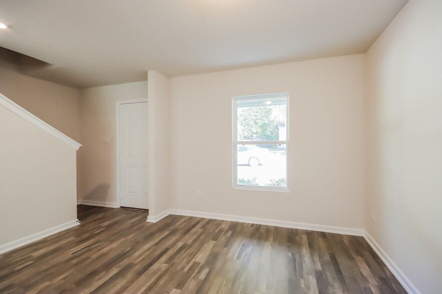 Building Photo - 303 Big Oak