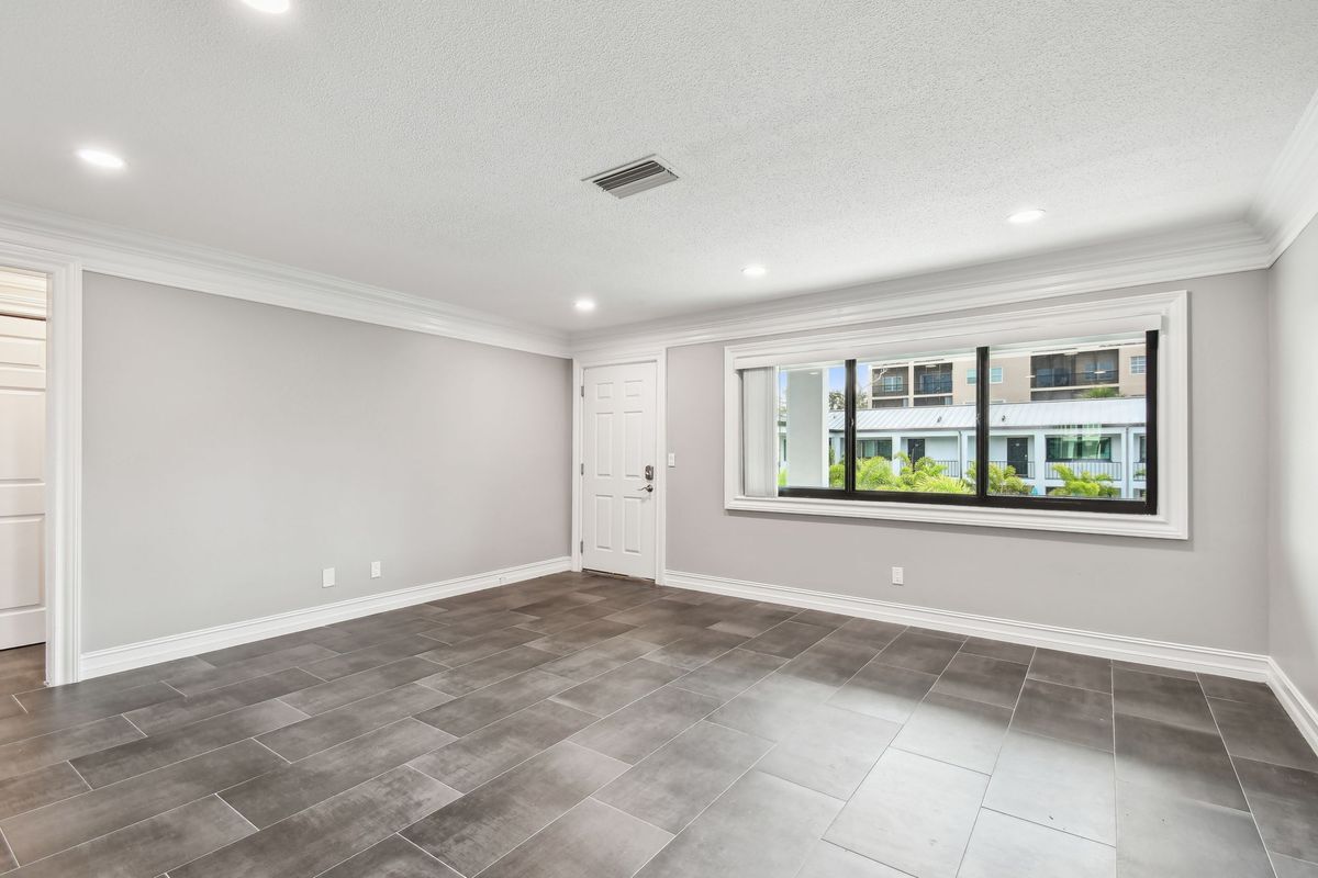 Building Photo - 2942 W Bay Dr