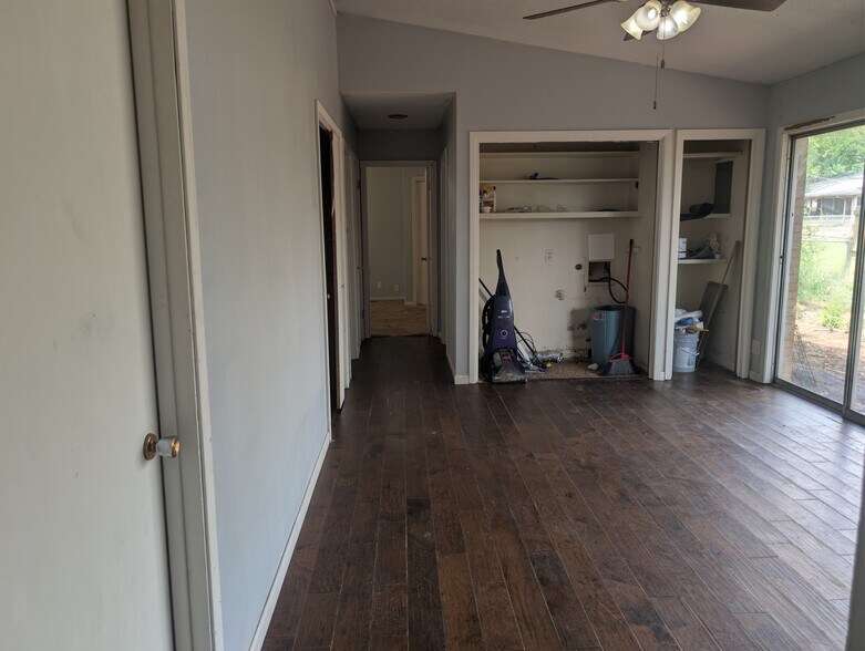 Building Photo - 1010 Waco St