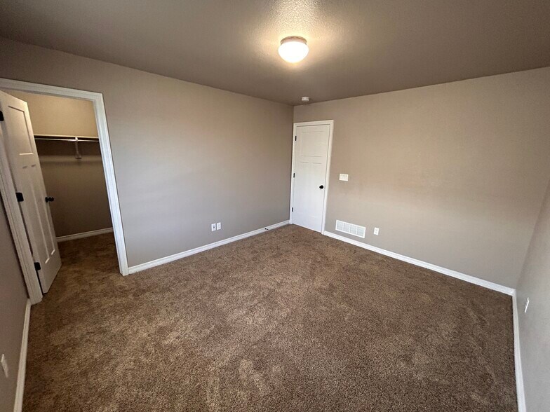 Building Photo - 7118 Dutch Loop