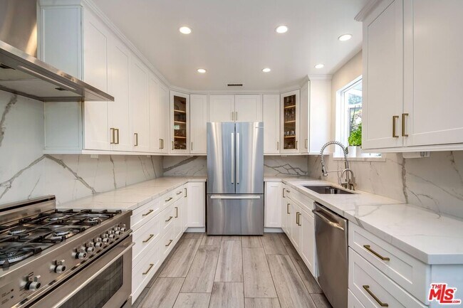 Building Photo - 1210 S Bedford Dr