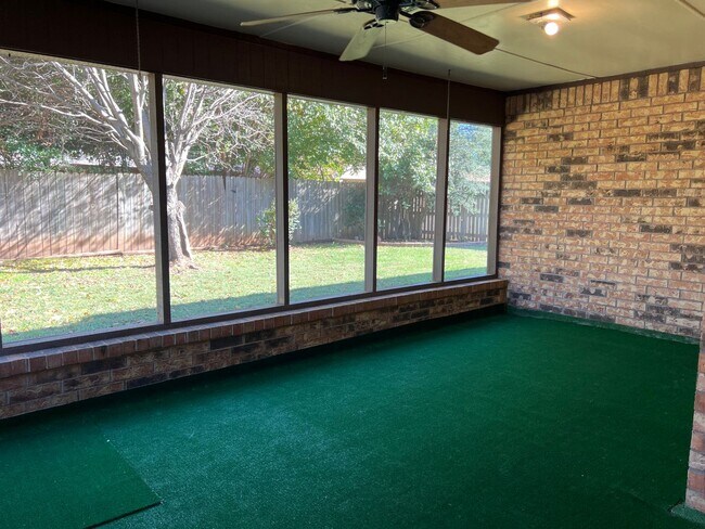 Building Photo - Spacious 3 Bedroom