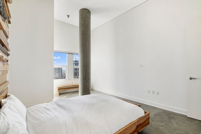 Building Photo - The Civic - 2 bed/2 bath, east facing 16th...