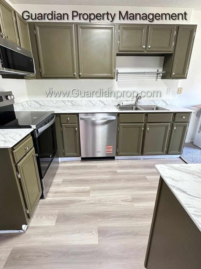 Building Photo - Renovated Burnsville Town Home, 2 Car Garage, W/D in Unit, Walk Out Patio, Dishwasher