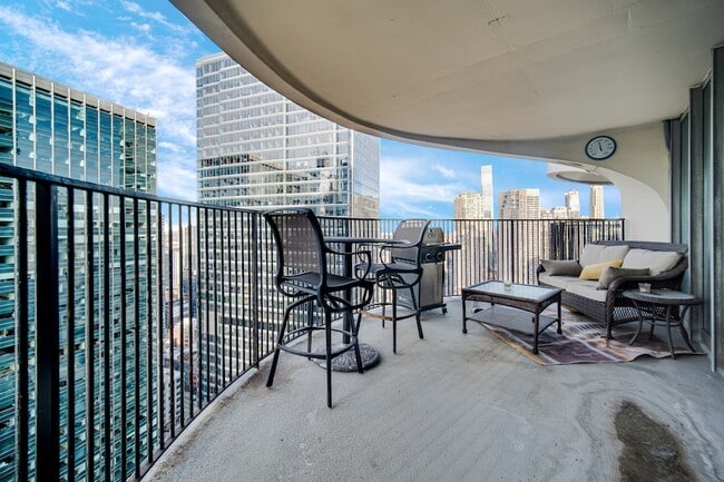 Building Photo - 300 N State St