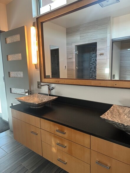 Primary bath: double sinks and large vanity. - 1000 Warrington Rd