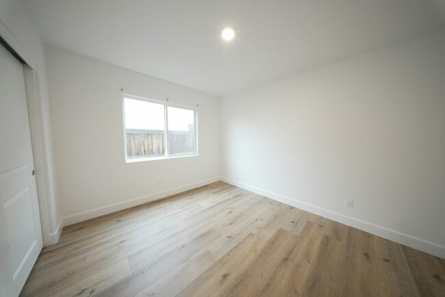 Building Photo - 547 Virginia Ave