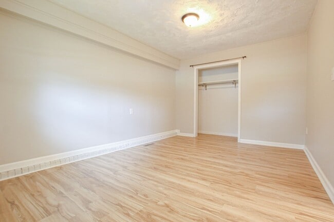 Building Photo - 219 Hallbrook Dr
