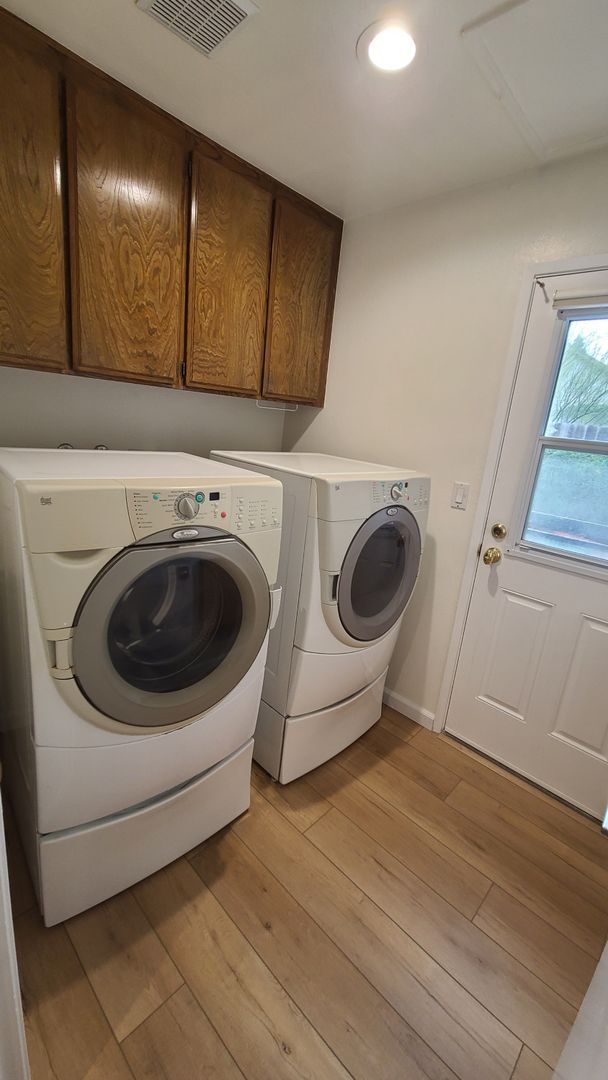 Building Photo - Amazing 4 Bedroom Home with Pool across from Cowls Mt