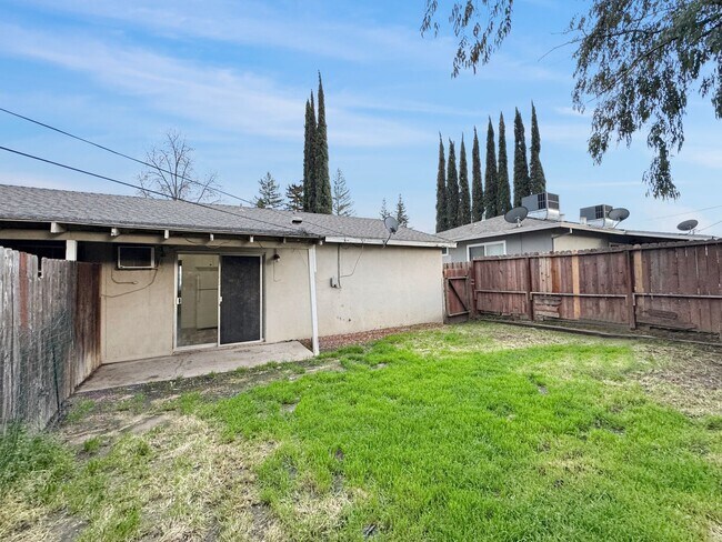 Building Photo - 2BR/1BA House w/ Fenced Yard + Garage In Carmichael