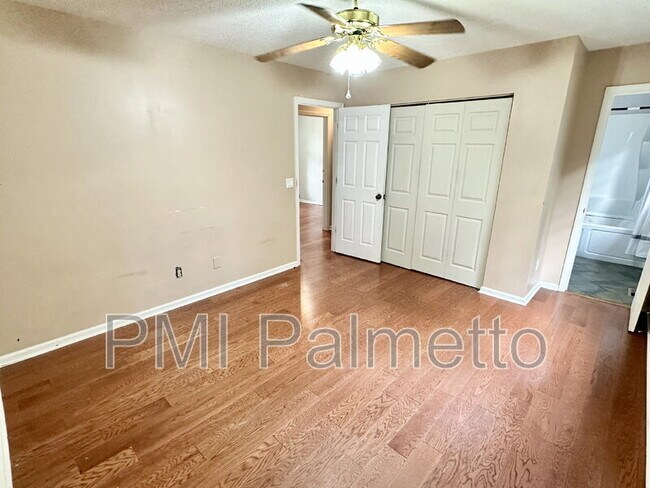 Building Photo - 844 Bentley Dr