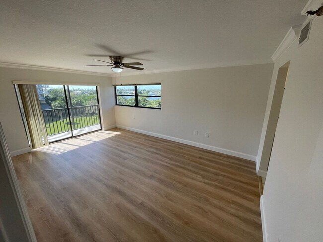 Building Photo - 2090 S Tamiami Trl