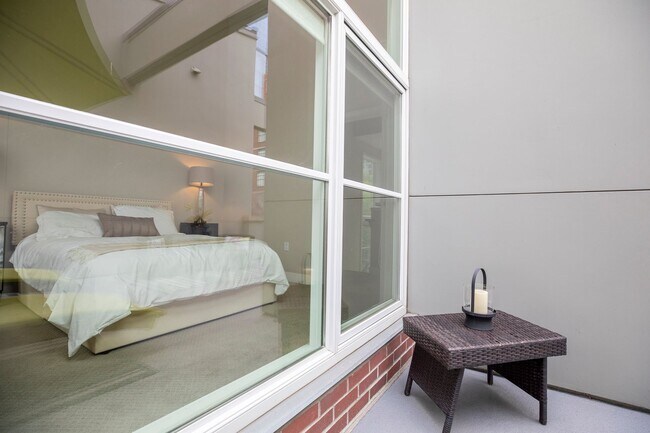 Building Photo - Modern Townhome Living in the Heart of Dow...