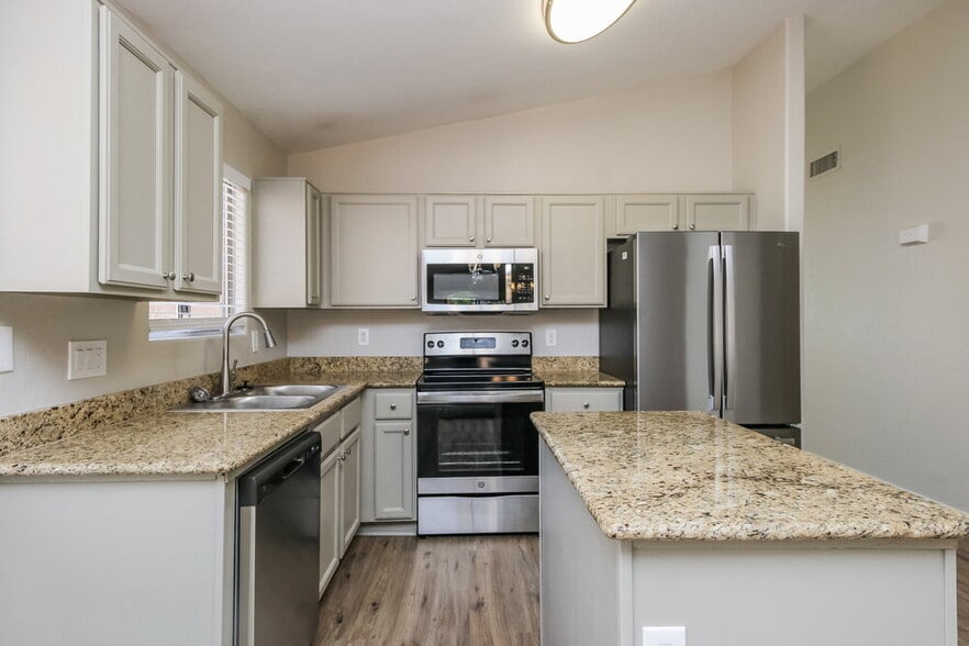 Building Photo - 748 W Dublin St