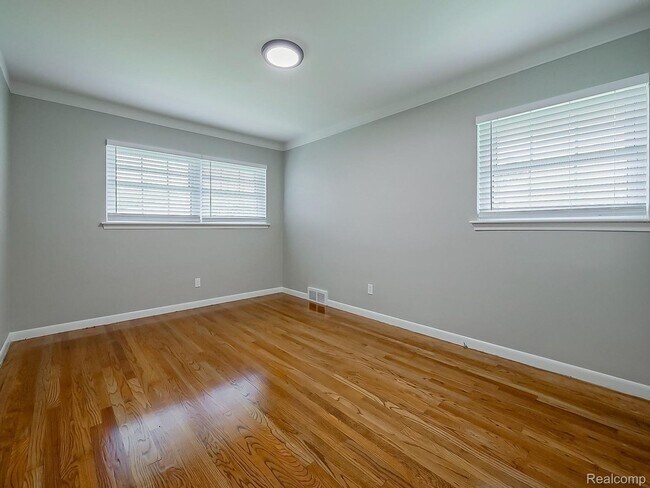 Building Photo - $2300 3 bed 2 bath bungalow