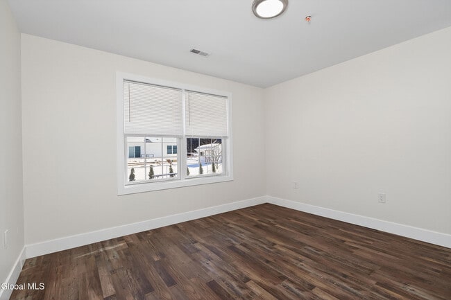 Building Photo - 6 Arrow St