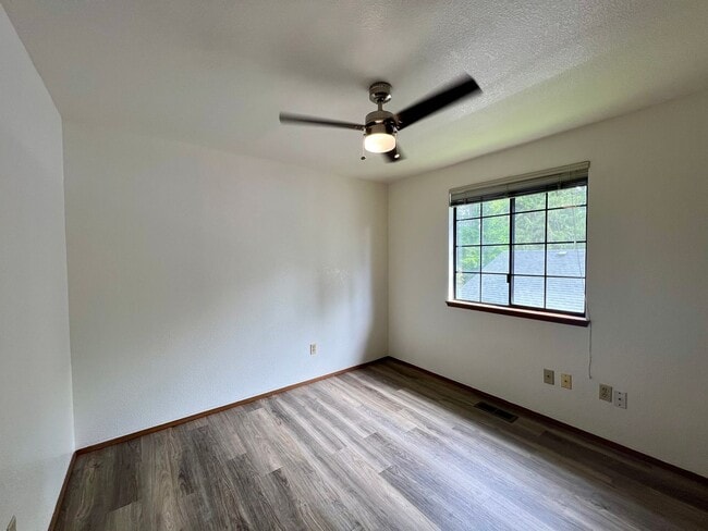 Building Photo - PENDING APPLICATION; New Paint & New Floor...