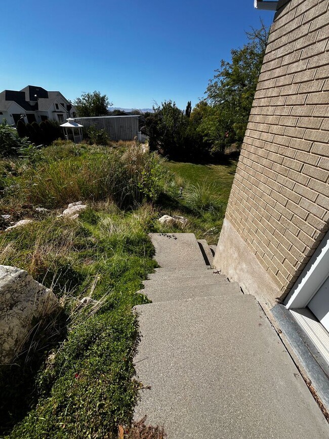 Building Photo - Beautiful 6 Bedroom/4 Bathroom in Centerville