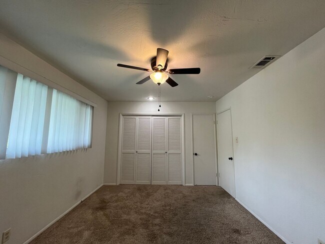 Building Photo - 1805 Oak St