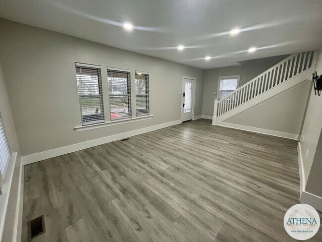 Building Photo - 5 Bedroom / 2 Bath House - NEAR SEMO's CAMPUS, W/D & LAWN CARE INCLUDED