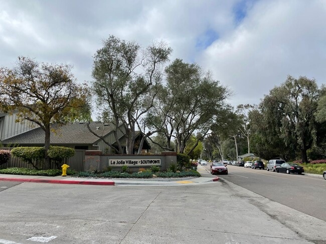 Building Photo - La Jolla Resort Style Living