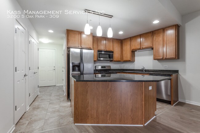 Building Photo - ReVerb Century Station Apt! (3200 S Oak Park)