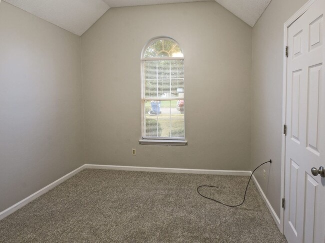 Building Photo - Adorable 3 bed, 2 bath home with stainless steel appliance package.