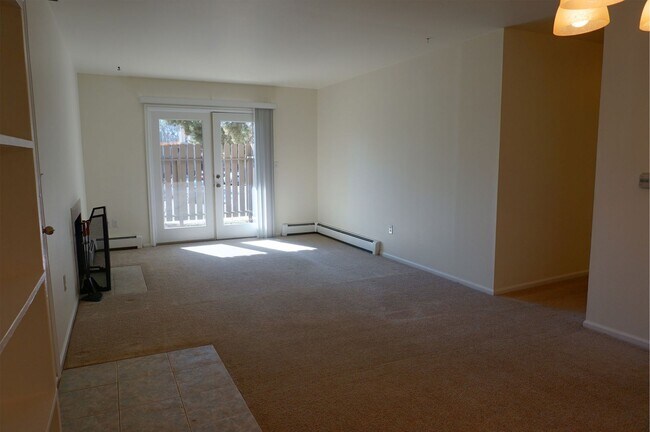 Building Photo - Adorable 1st floor 2 bedroom 1 bath condo ...