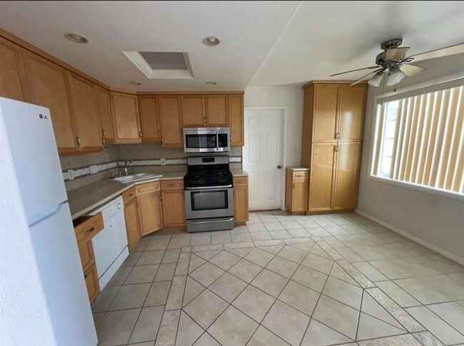 Building Photo - 2 Bed | 1 Bath | Washer & Dryer Included -...