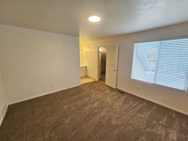 Building Photo - Spacious 3 Bd 2.5 Bath Townhouse in Bountiful