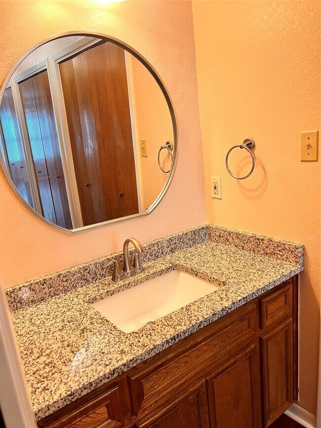 Building Photo - 201 E Noton St