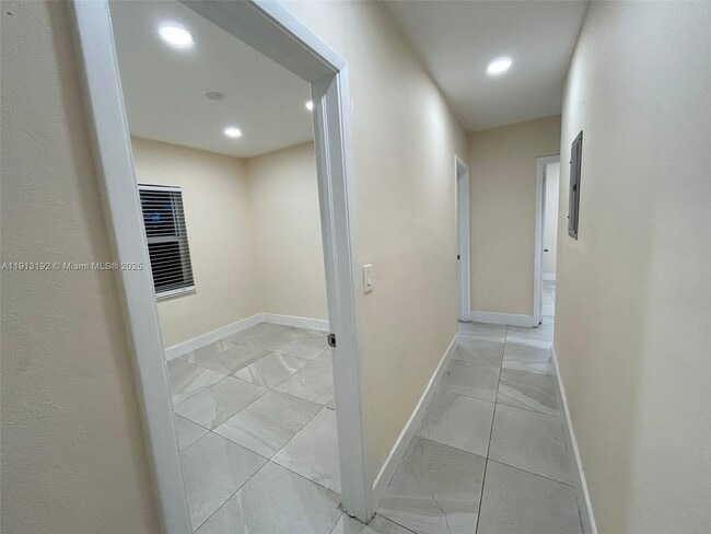 Building Photo - 610 E 8th Ave