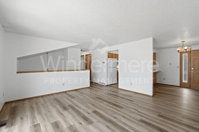 Building Photo - 802 S Calvin Rd