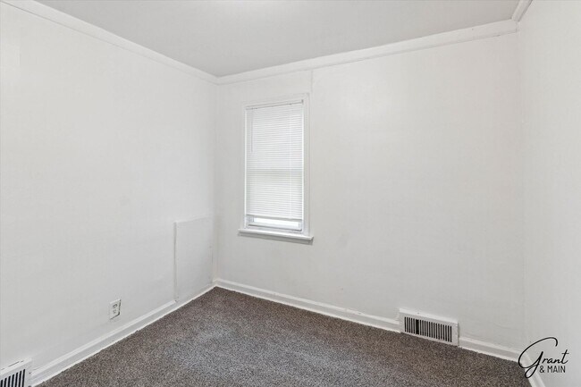 Building Photo - $1500 5 bedroom 2 bath