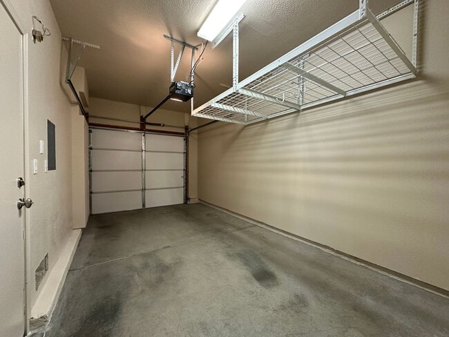 Building Photo - Beautifully Upgraded 3BD/2.5BA Citrus Heights Home with Covered Patio & Modern Amenities!