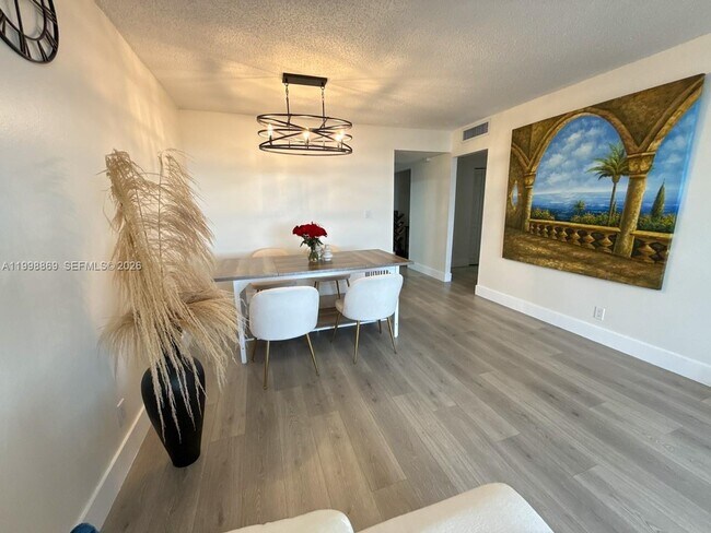 Building Photo - 1825 W 44th Pl