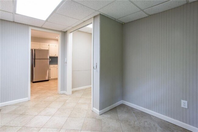 Building Photo - 1640 Belle Isle Cir NE