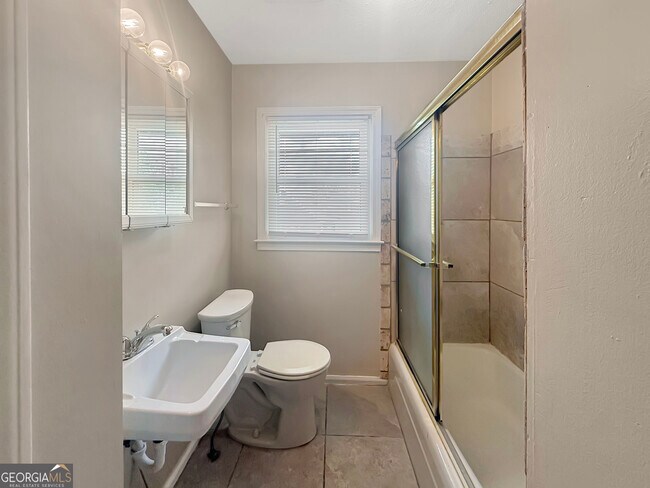 Building Photo - 514 Clover Dr