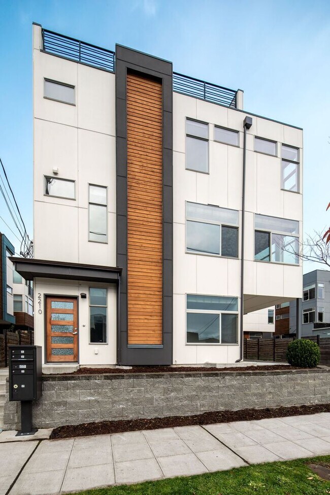 Building Photo - Bright 3 BR 2.5 BA Ballard Townhome