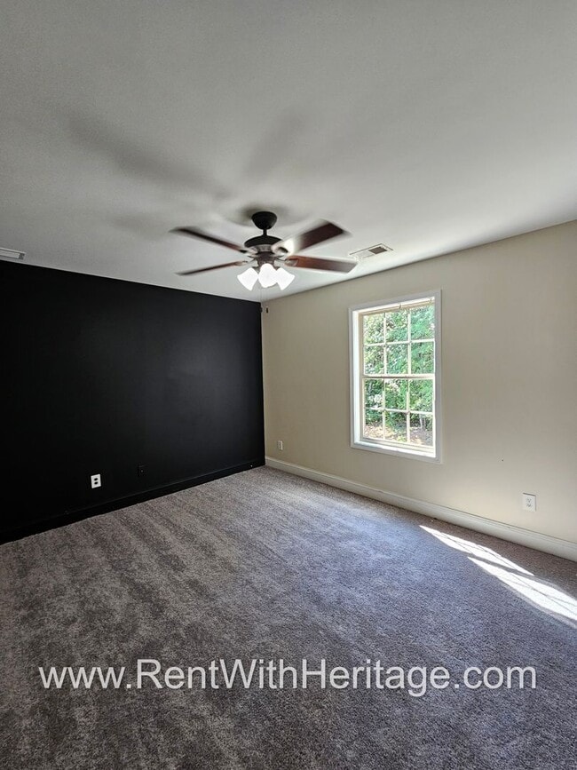 Building Photo - Amazing 4 Bedroom/ 3 Bath Home / Attention...