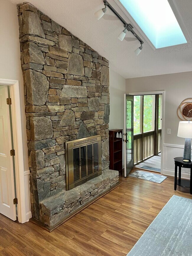 Building Photo - 104 Live Oak Ln