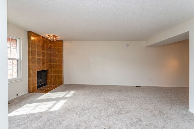 Building Photo - Beautifully Maintained Townhome with Fantastic Amenities