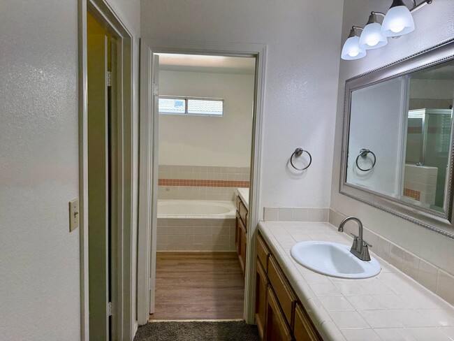 Building Photo - 4 Bed, 2.5 Bath Home with 3-Car Garage in Clovis Unified School District