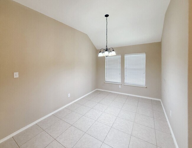 Building Photo - Beautiful, spacious 3B/2B home near the lake