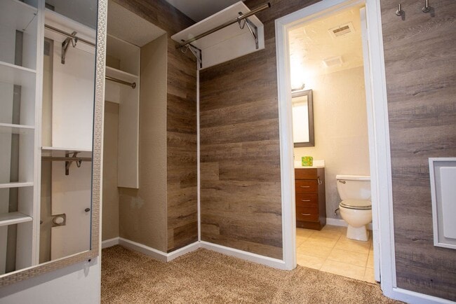 Building Photo - Beautiful 2 Bedroom, 2 Bath Townhome in Gated Community! $400 off first month rent!