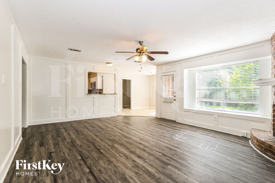 Building Photo - 24106 Creekview Dr