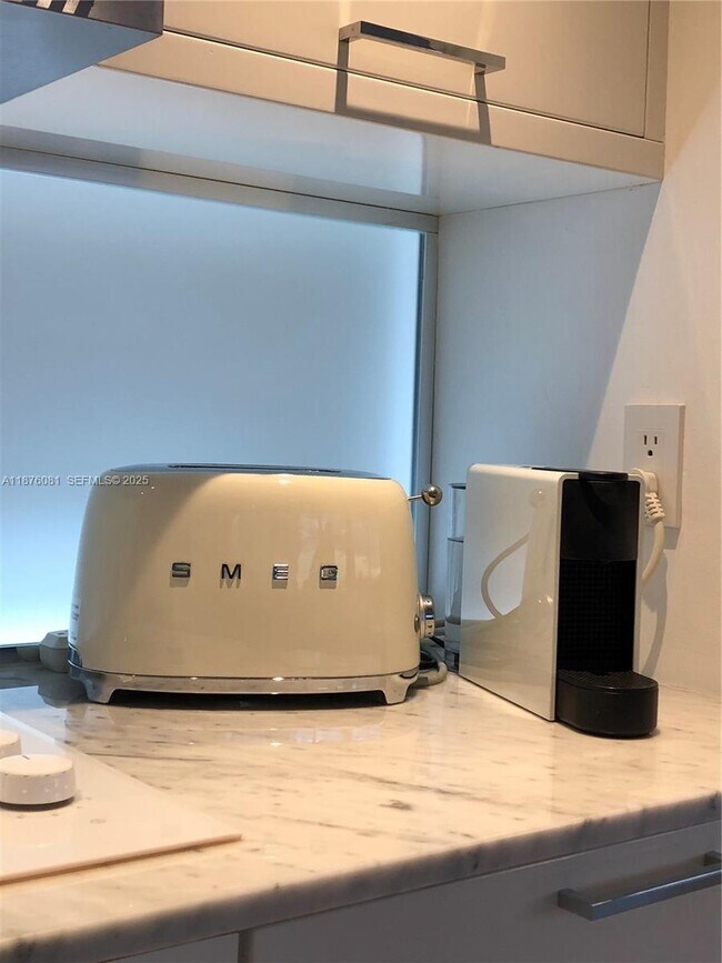 Building Photo - 900 Bay Dr