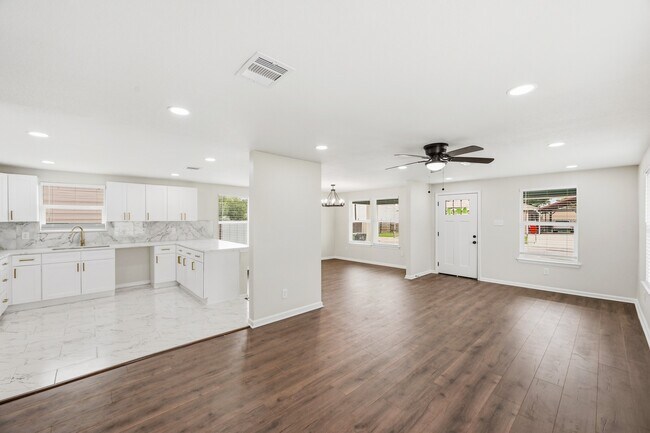 Building Photo - 7946 Fowlie St